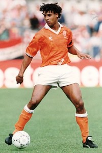 -Rijkaard_in_action_for_Holland-a-15_1547140819631